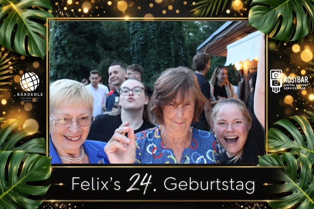 Fotodruck von der Gartenparty, mehrere Gäste lachen in die Kamera