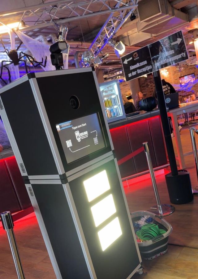 KOStBAR-Fotobox mit Blitz und Touchscreen auf einer Halloween-Party
