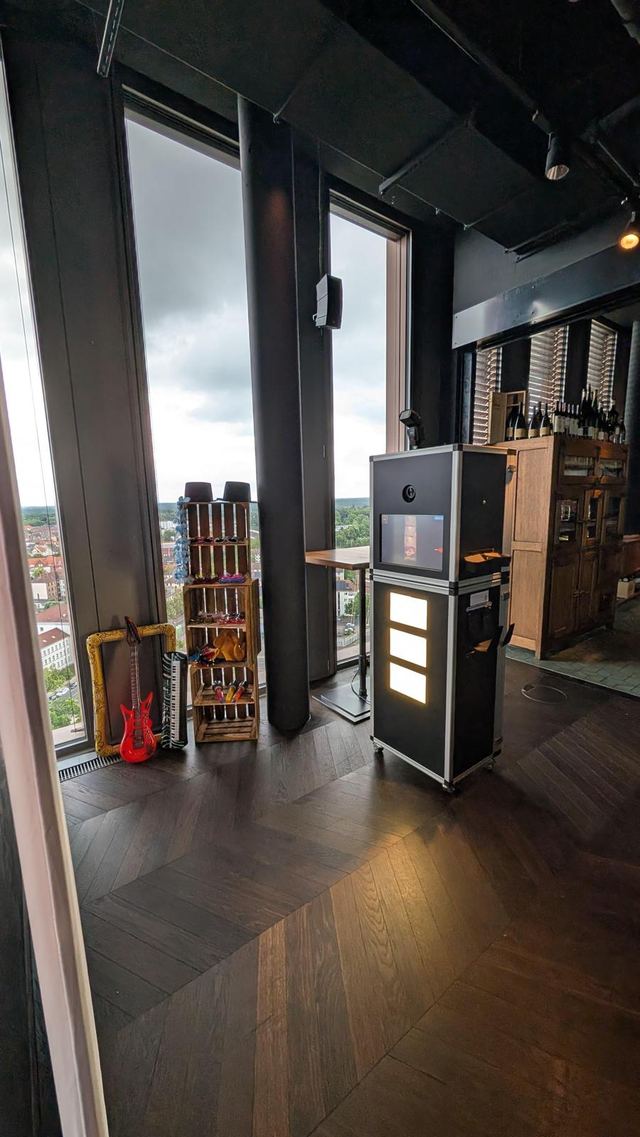 KOStBAR-Fotobox in einer Rooftop-Bar mit Ausblick über die Stadt