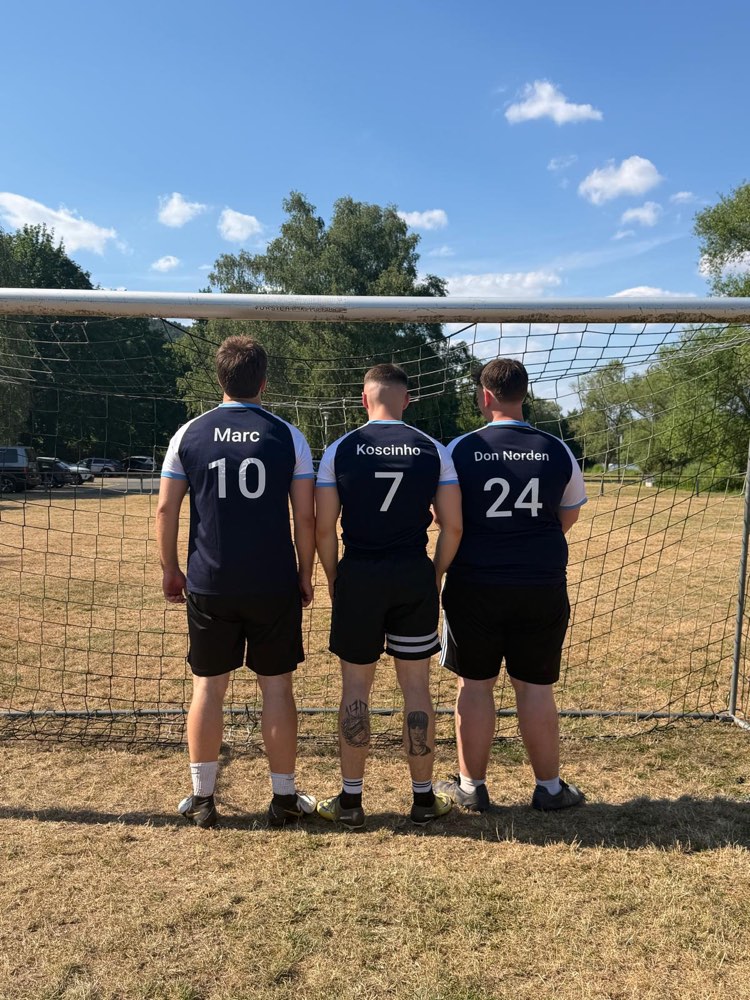 Drei Spieler von hinten mit Namen und Rückennummern 10, 7 und 24 auf den Trikots